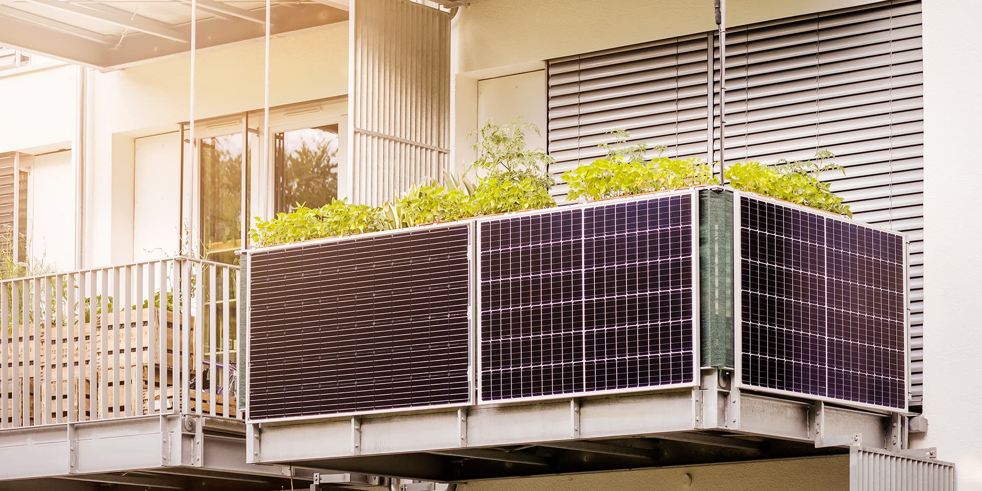 Balkonkraftwerk mit drei Solarmodulen am Balkongeländer
