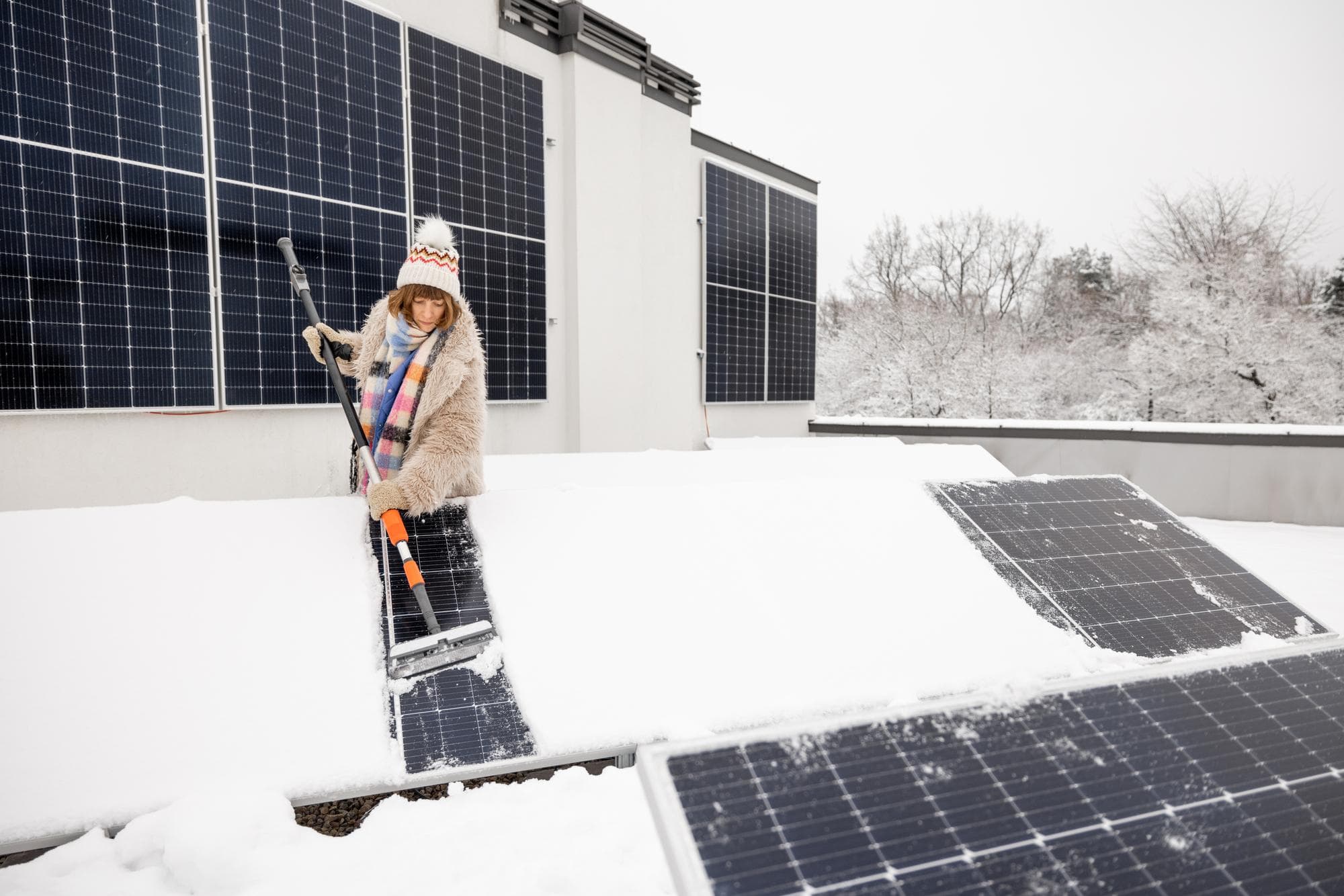 Solaranlage im Winter mit Schnee